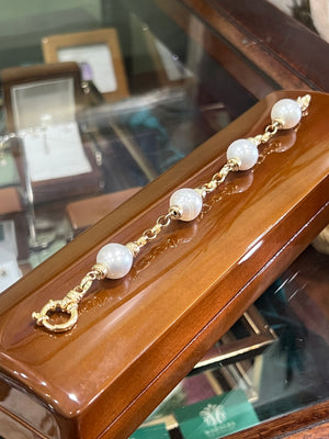 Pearl and Chain Bracelet in Yellow Gold