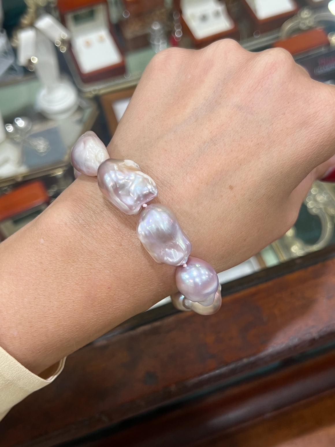 Violet and Champagne Baroque Pearl Bracelet in Yellow Gold